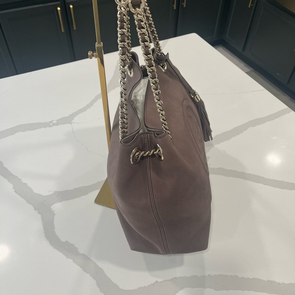 Classic Gucci Suede Leather Soho Medium in Taupe color. - Picture 5 of 16